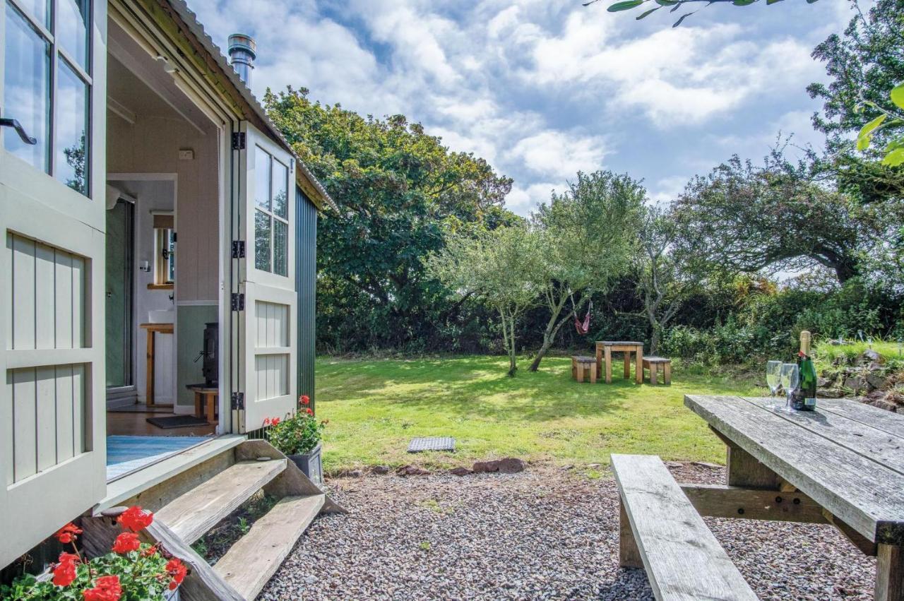 Haven View - 1 Bedroom Shepherds Hut - St Ishmaels Saint Ishmaels  エクステリア 写真