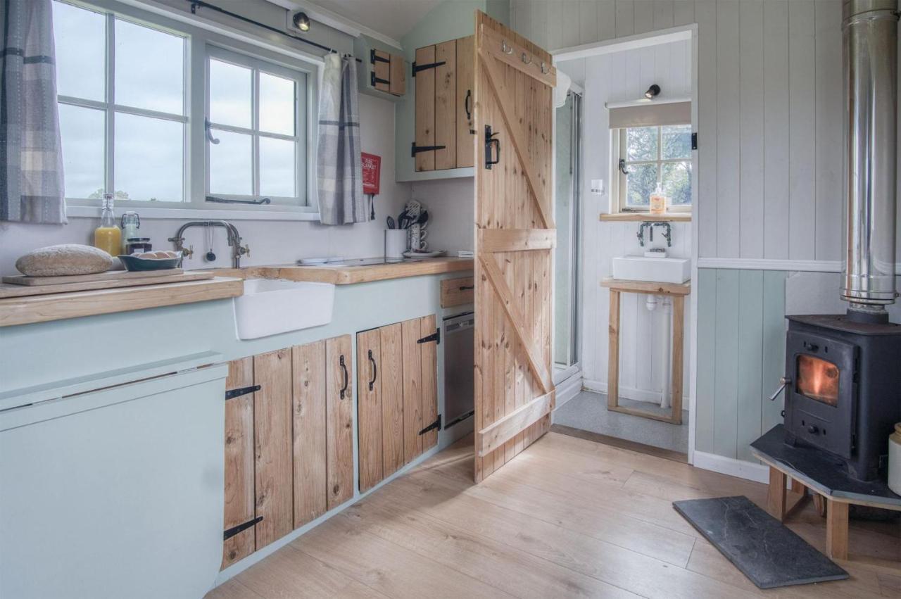 Haven View - 1 Bedroom Shepherds Hut - St Ishmaels Saint Ishmaels  エクステリア 写真