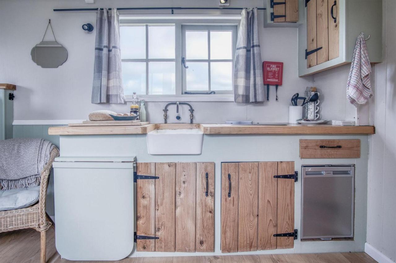 Haven View - 1 Bedroom Shepherds Hut - St Ishmaels Saint Ishmaels  エクステリア 写真