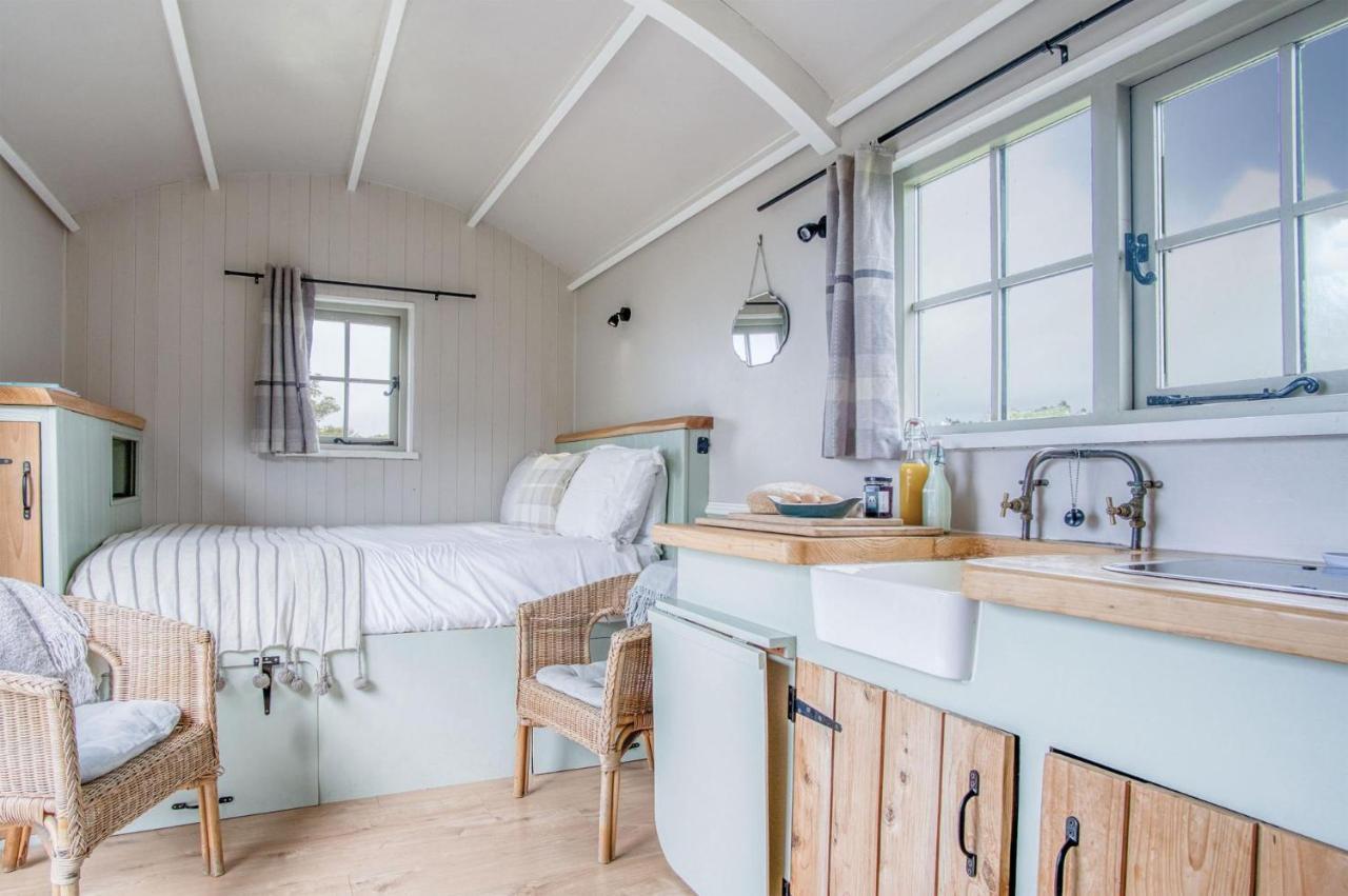 Haven View - 1 Bedroom Shepherds Hut - St Ishmaels Saint Ishmaels  エクステリア 写真