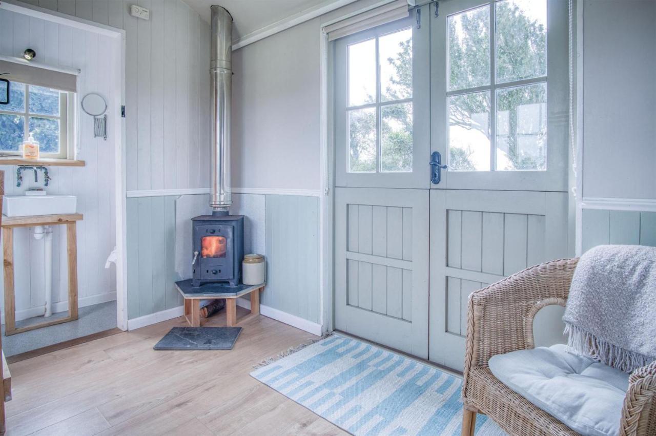 Haven View - 1 Bedroom Shepherds Hut - St Ishmaels Saint Ishmaels  エクステリア 写真