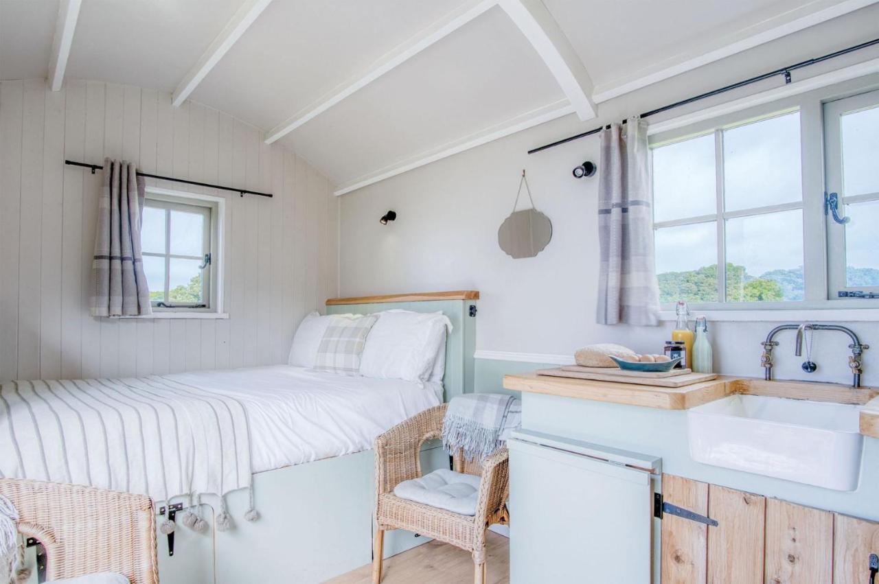 Haven View - 1 Bedroom Shepherds Hut - St Ishmaels Saint Ishmaels  エクステリア 写真