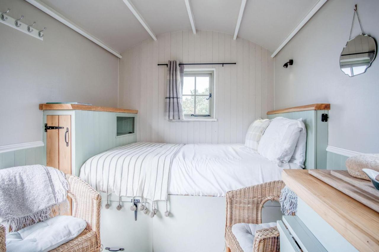 Haven View - 1 Bedroom Shepherds Hut - St Ishmaels Saint Ishmaels  エクステリア 写真