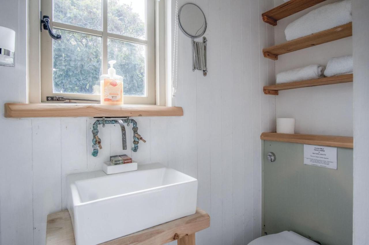 Haven View - 1 Bedroom Shepherds Hut - St Ishmaels Saint Ishmaels  エクステリア 写真