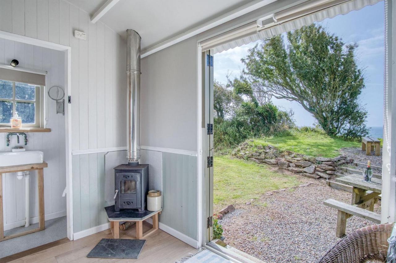 Haven View - 1 Bedroom Shepherds Hut - St Ishmaels Saint Ishmaels  エクステリア 写真