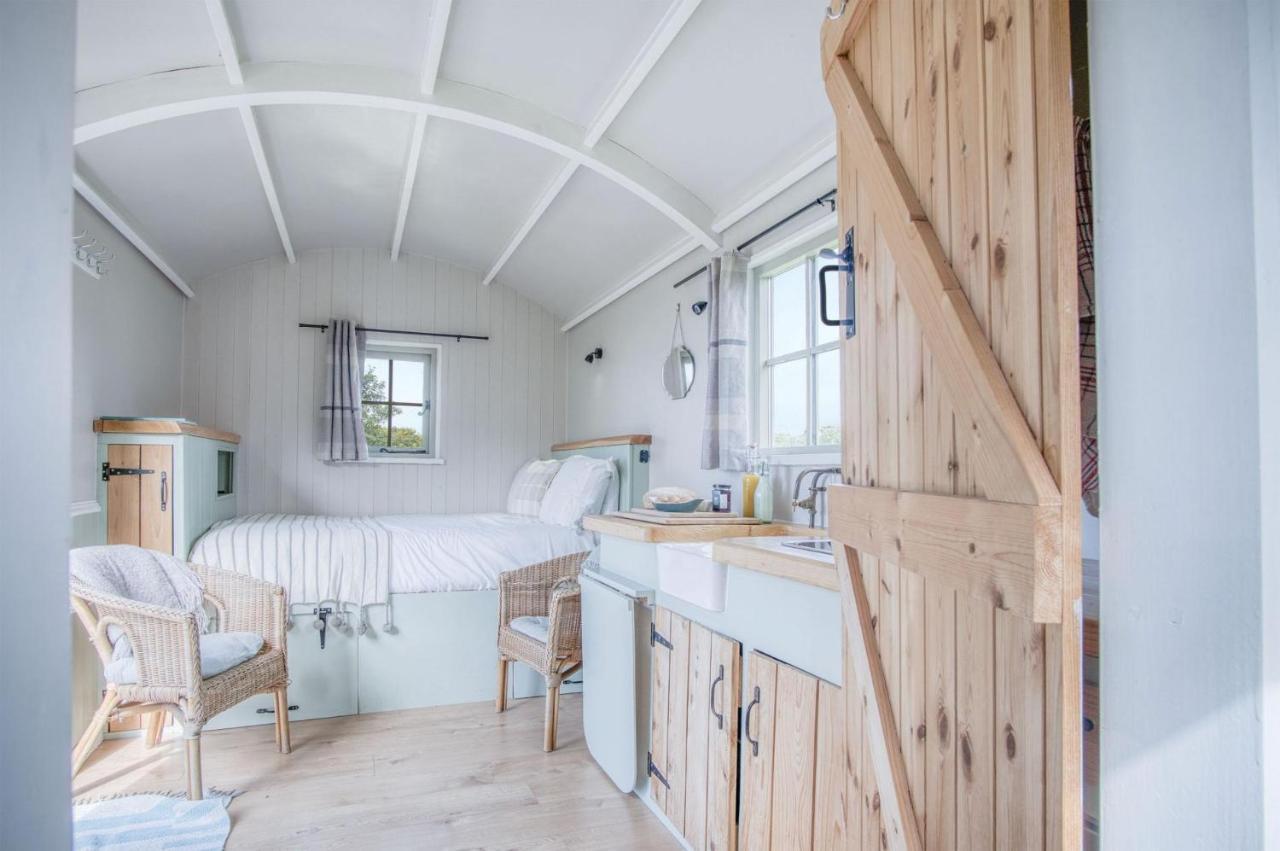 Haven View - 1 Bedroom Shepherds Hut - St Ishmaels Saint Ishmaels  エクステリア 写真